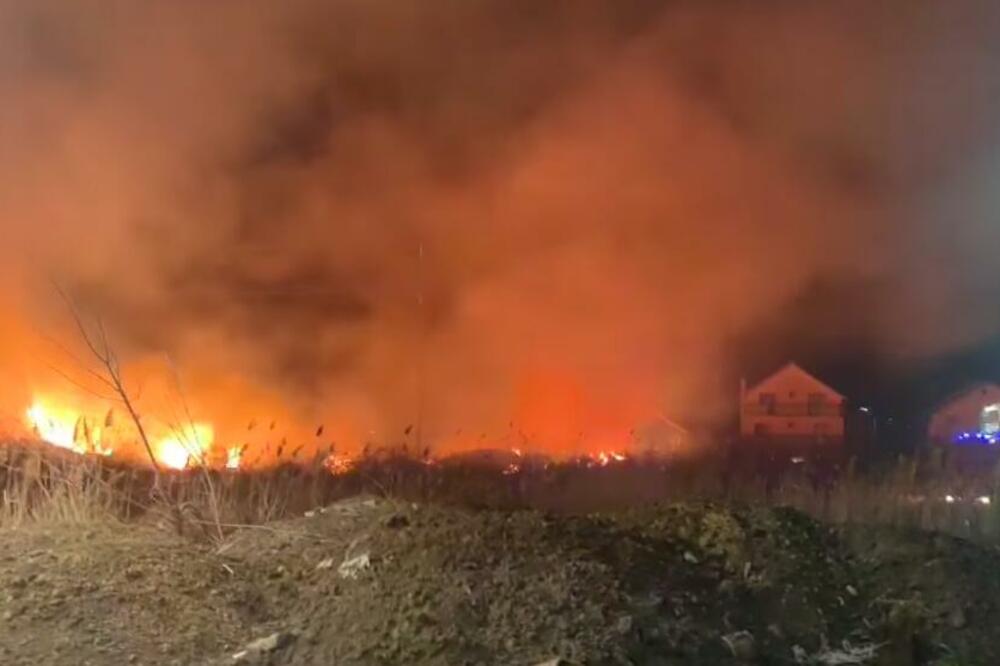 IZBEGNUTA TRAGEDIJA U NOVOJ PAZOVI: Požar izbio blizu pumpe (VIDEO)