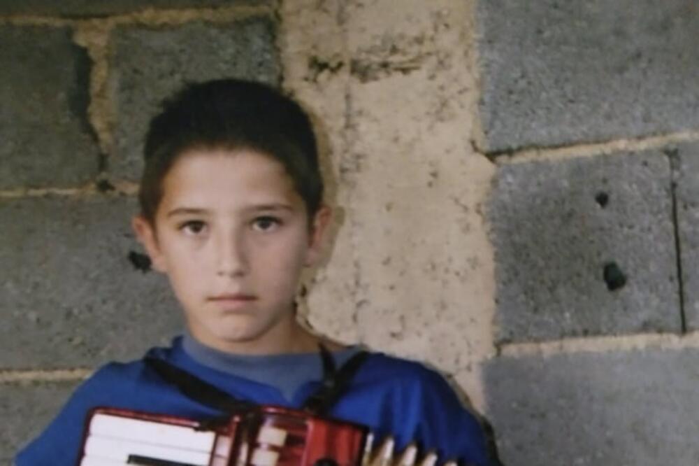 DANAS JE OVAJ DEČAK POZNAT KAO ŽENSKAROŠ I SKANDAL MAJSTOR U RIJALITIJU: Espreso je došao do FOTKI, znate ko je?