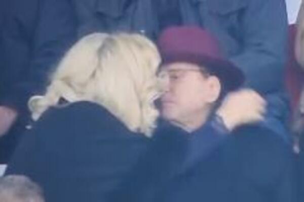 AFERE I KOVID MU NE MOGU NIŠTA: Matorog Berluskonija ljubi 54 GODINE mlađa cica, ortak pored PUCA od zavisti! VIDEO