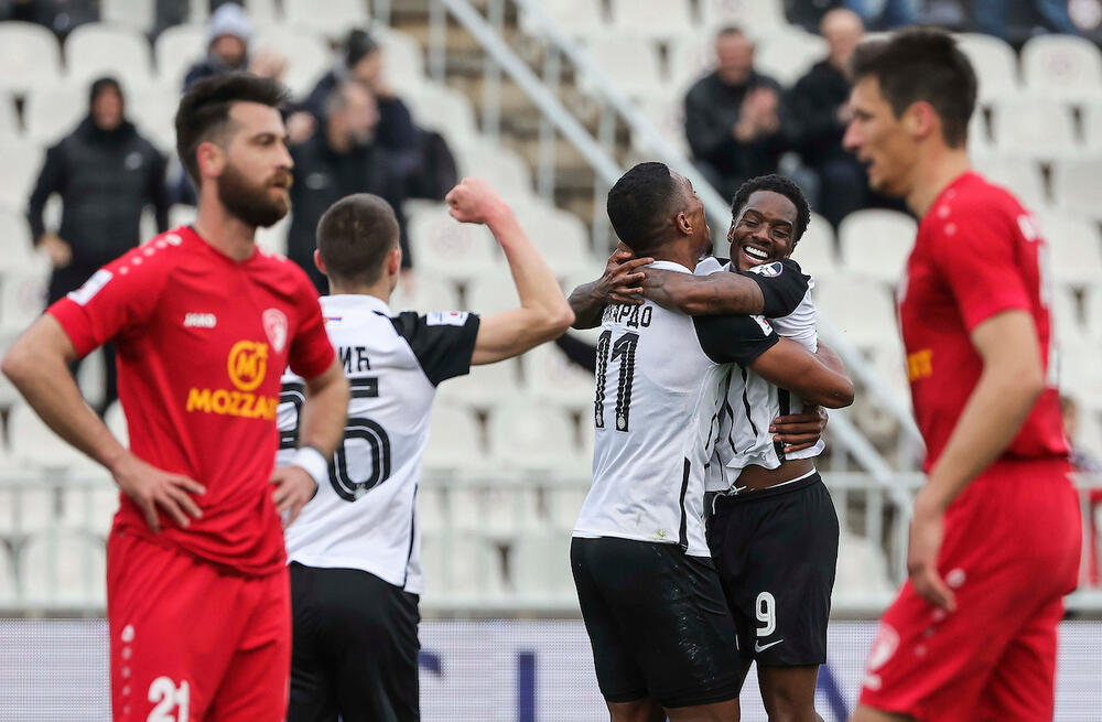 Kvinsi Menig, Rikardo Gomeš, FK Radnički Kragujevac