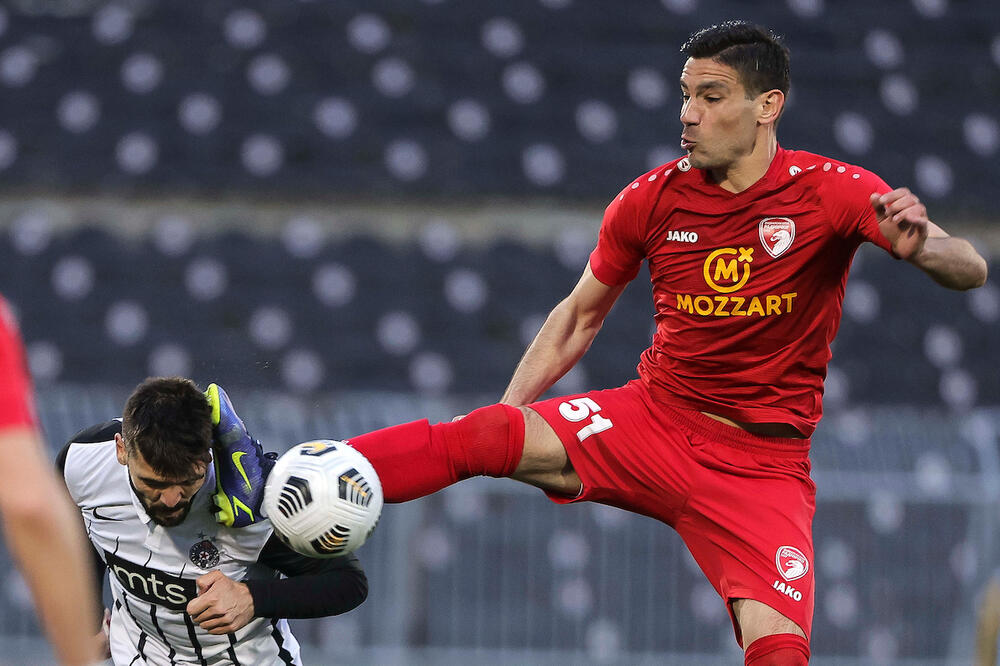 UBIPARIP BAŠ 'UBIJA': Evo zašto je Radnički ostao sa 10 igrača protiv Partizana! (FOTO)