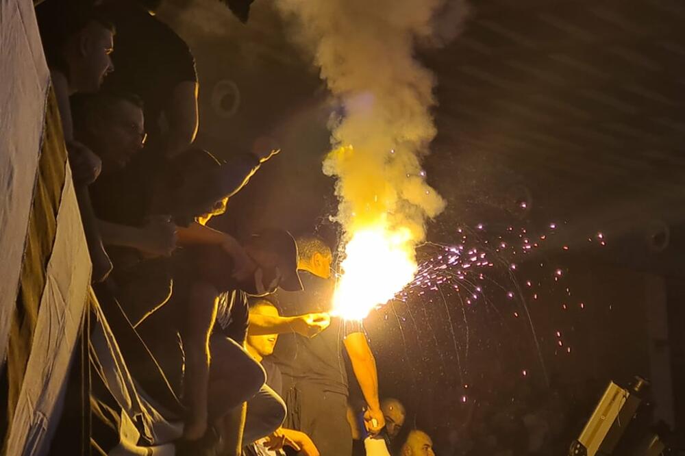 NAVIJAČI UPUTILI JASNU PORUKU SA TRANSPARENTOM PREKO ZIDA KLUBA: NIJE NA PRODAJU! (FOTO)