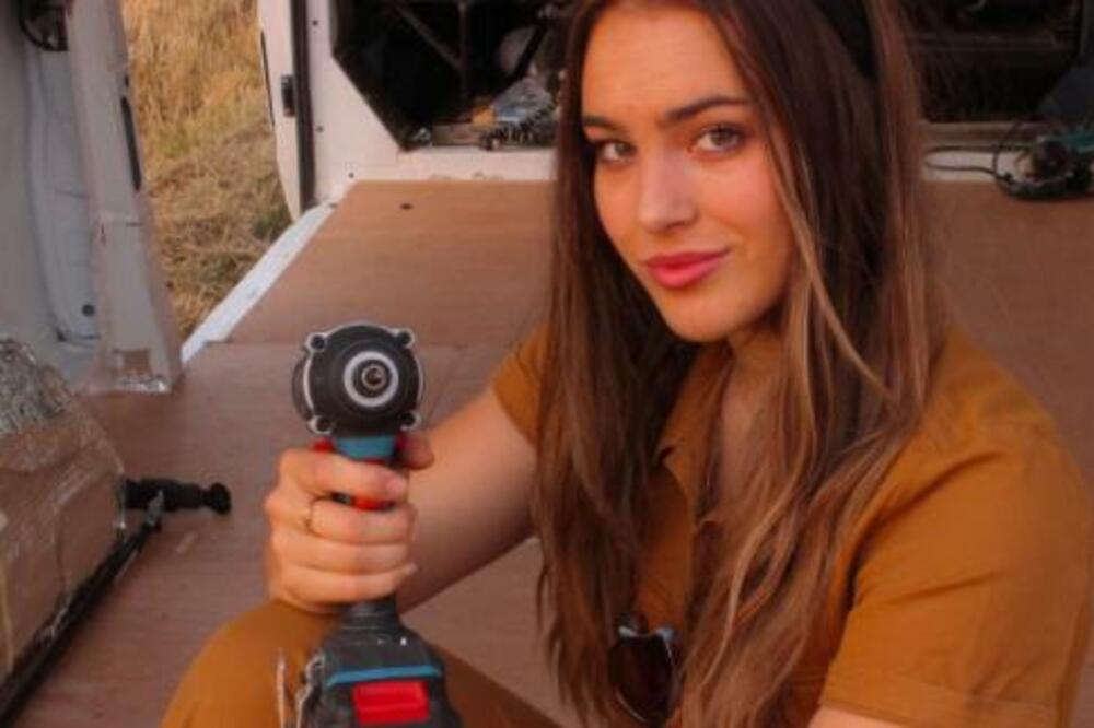 "ALAT NIJE NAMENJEN SAMO MUŠKARCIMA": Pretvorila OBIČAN kombi u SAVRŠEN DOM, njena MAŠTA nema GRANICA! (VIDEO)