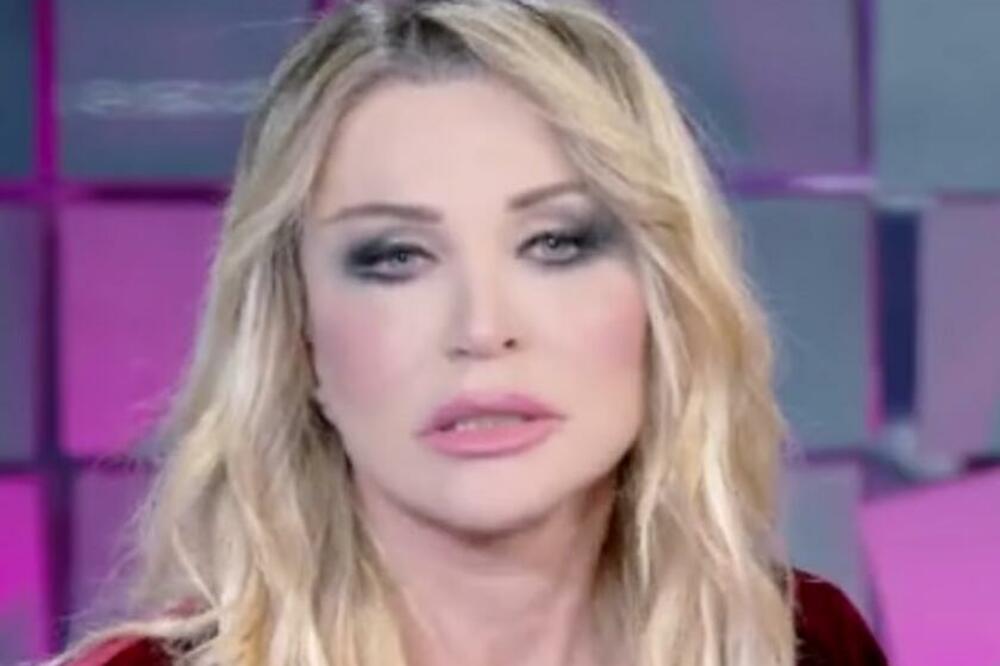 VODITELJKA PREKRSTILA NOGE PA JOJ SEVNULE GAĆICE: Snimak svi UVEĆAVAJU, ona ga TEK ZAČINILA (VIDEO)