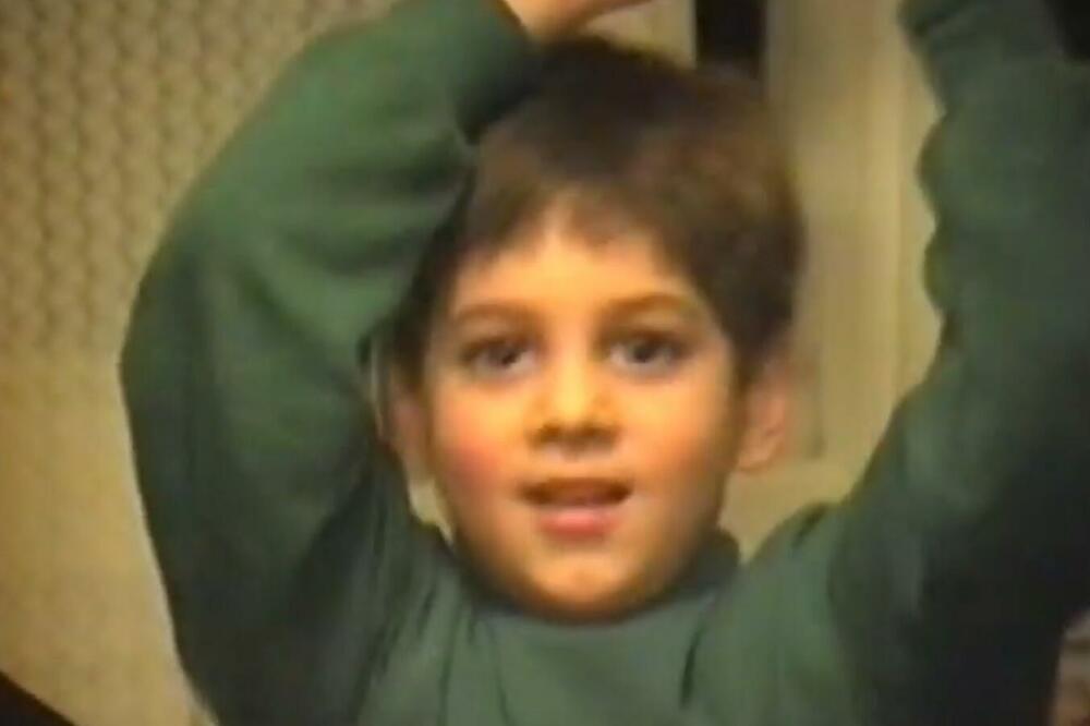 DANAS JE OZBILJAN FRAJER! GLUMAC SA SLIKE JE PORASTAO I VAŽI ZA MAČO MENA: Svi ga gledamo u HIT seriji! (VIDEO)