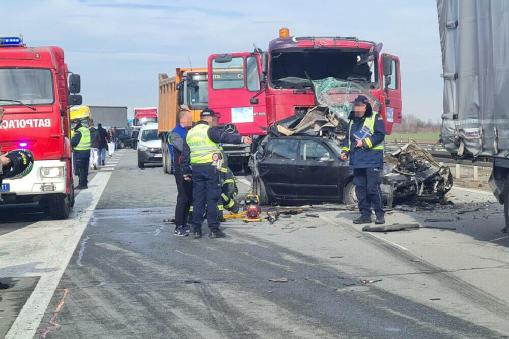 TEŠKA NESREĆA KOD PETROVCA NA MLAVI! Udario ženu dok je ulazila u taksi, polomio joj noge, preminula je