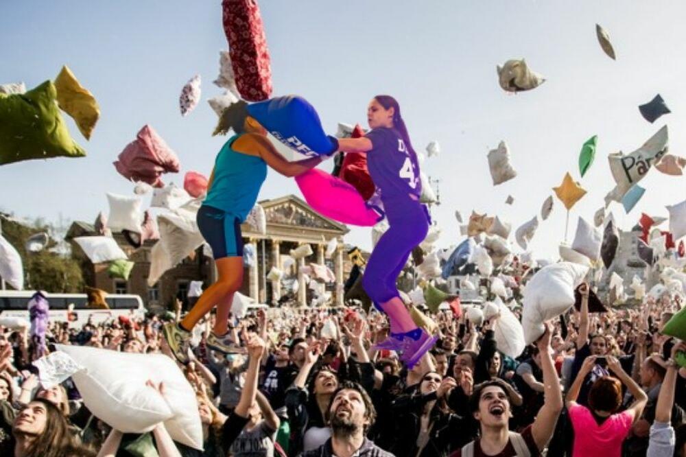 NEKI TO VOLE GRUBLJE! PREDIGRA KOJA SE PRENELA NA ULICE A POTOM I U RING! "LETELO PERJE" I U DOMAĆEM FILMU!