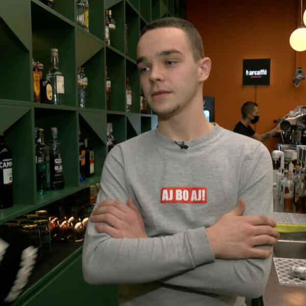 EVO KOJU POZNATU RIJALITI UČESNICU SVEN LJUBI NAKON IZLASKA IZ BARA: Espreso otkriva njihove PRIVATNE FOTKE!