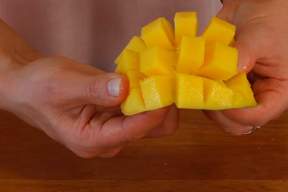 SVE VREME STE POGREŠNO ČISTILI MANGO: Evo koji je ISPRAVAN i NAJLAKŠI NAČIN (VIDEO)