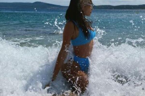 POLUGOLA JOVANA IZMENJALA SVE POZE: Sa nje KIPTI SVAKI DEO, ONA IH DODATNO VLAŽI (FOTO)