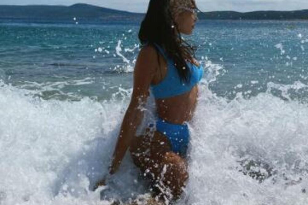 POLUGOLA JOVANA IZMENJALA SVE POZE: Sa nje KIPTI SVAKI DEO, ONA IH DODATNO VLAŽI (FOTO)