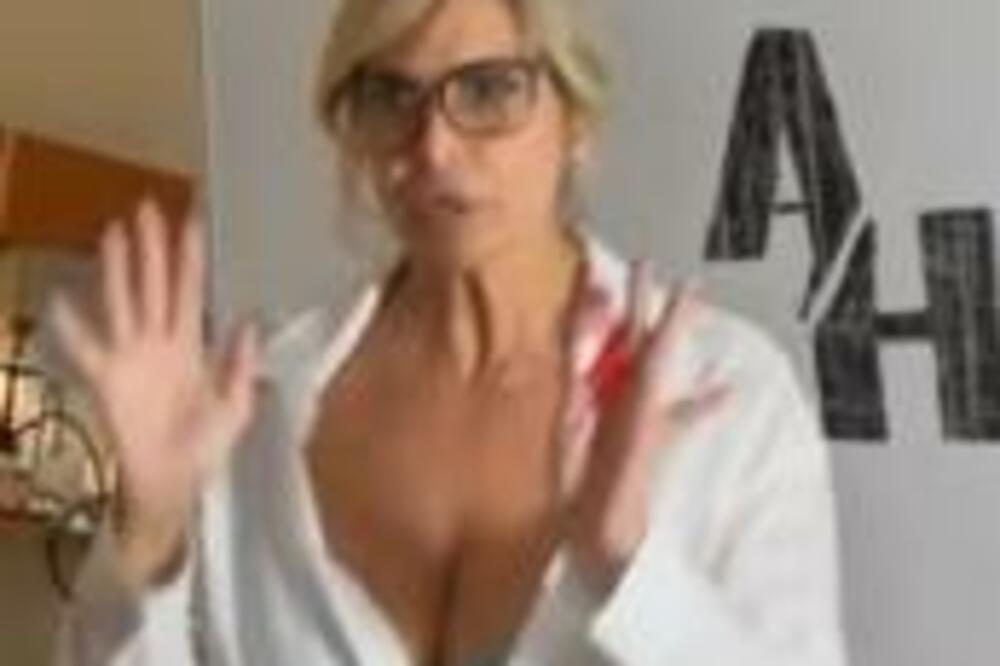 INTERNET JE PUN NJENIH GOLIH SLIKA: Ima POPRSJE KAO RUSIJA, dok 1 STVAR OBOŽAVA DA RADI MUŠKARCIMA (VIDEO)