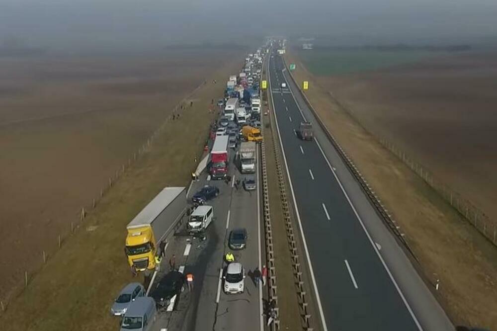 KILOMETARSKA KOLONA, VOZILA HITNE POMOĆI SE JEDVA PROBIJAJU: Pogledajte snimak nezapamćenog lančanog sudara (VIDEO)