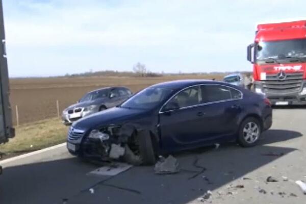 TEŽAK UDES U LAĐEVCIMA KOD KRALJEVA: Dve osobe sa povredama prevezene u bolnicu!