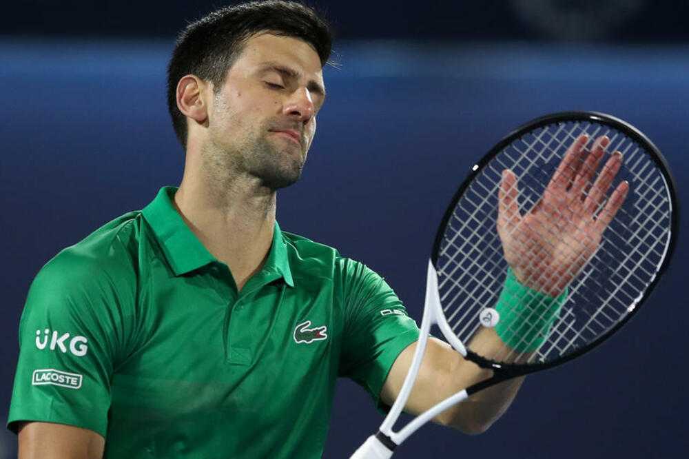 "E MOJ NOLE, UMESTO DA IGRAŠ TI SE ZAMAJAVAŠ GLUPOSTIMA": Navijači se zbog ovoga sprdaju sa Đokovićem!