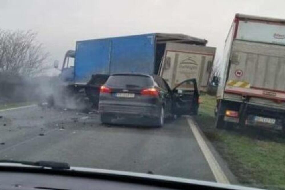 TEŠKA SAOBRAĆAJNA NEZGODA: Sudar kamiona i automobila, STVARA SE VELIKI ZASTOJ