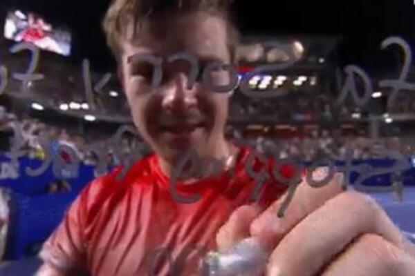 DRAMA SA SREĆNIM KRAJEM! Valjao se po terenu od bolova, pobedio favorita, pa poslao poruku Nadalu! (VIDEO)