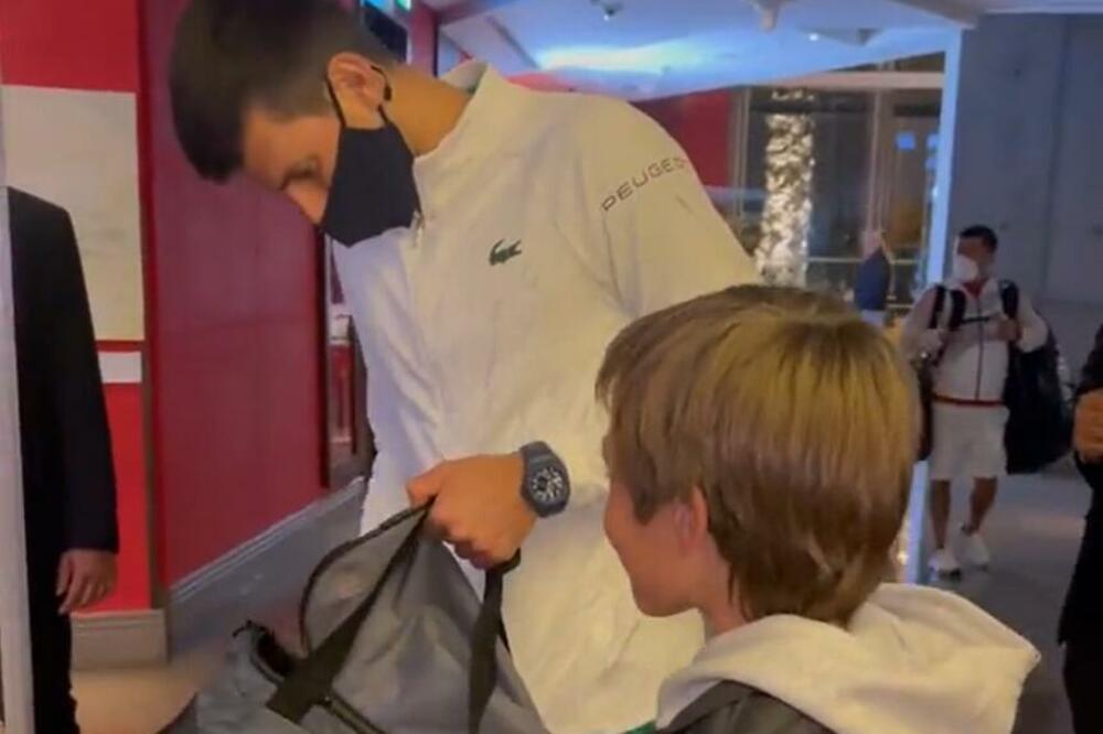 NOVAK SVIMA IZLAZI U SUSRET! Dečak nije mogao da sakrije radost na licu kada je dobio poklon od srpskog asa (VIDEO)