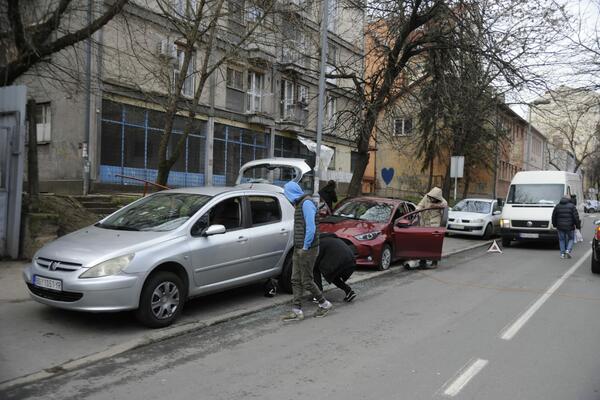 UNIŠTENI AUTOMOBILI NA KARABURMI, STAKLO SVUDA PO ULICI: Fotografije sa mesta gde je bačena bomba! (FOTO)