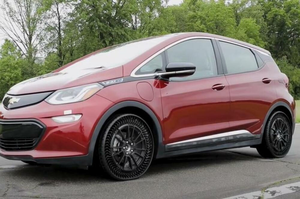 STIŽE PRVI SERIJSKI MODEL SA BEZVAZDUŠNIM GUMAMA: Američki proizvođač automobila OTKRIO novu informaciju! (VIDEO)