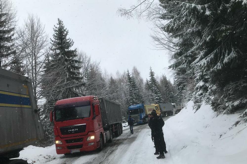 AMSS UPOZORAVA NA TEŠKE USLOVE ZA VOZAČE: Sneg na planinama!
