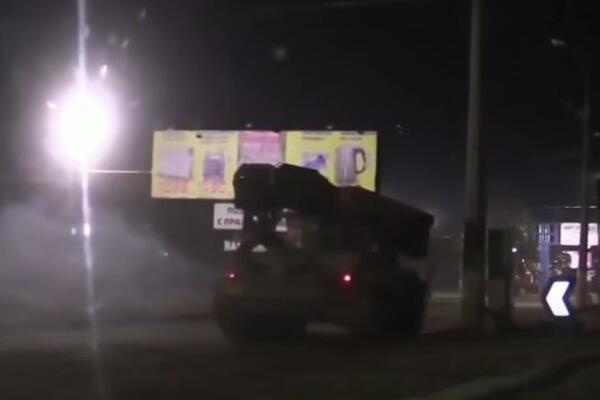 KOLONE VOJNIH VOZILA NA PERIFERIJI DONJECKA? Primećeni tenkovi i oklopni trasporteri bez vidljive OZNAKE! (VIDEO)