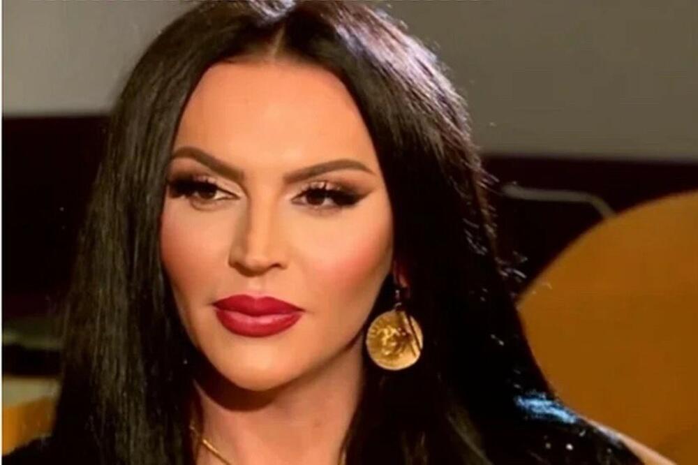 "JA SAM JOJ TATA!" OVO JE ĆERKA TRANSRODNE PEVAČICE ELEKTRE ELIT: Zove se DIVA i ne oslovljava je sa MAMA! (FOTO)