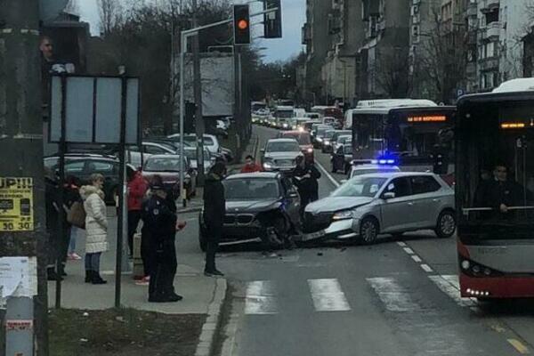 UDES NAPRAVIO KOLAPS U GRADU: U Bulevaru despota Stefana koloni se ne vidi kraj! (FOTO)