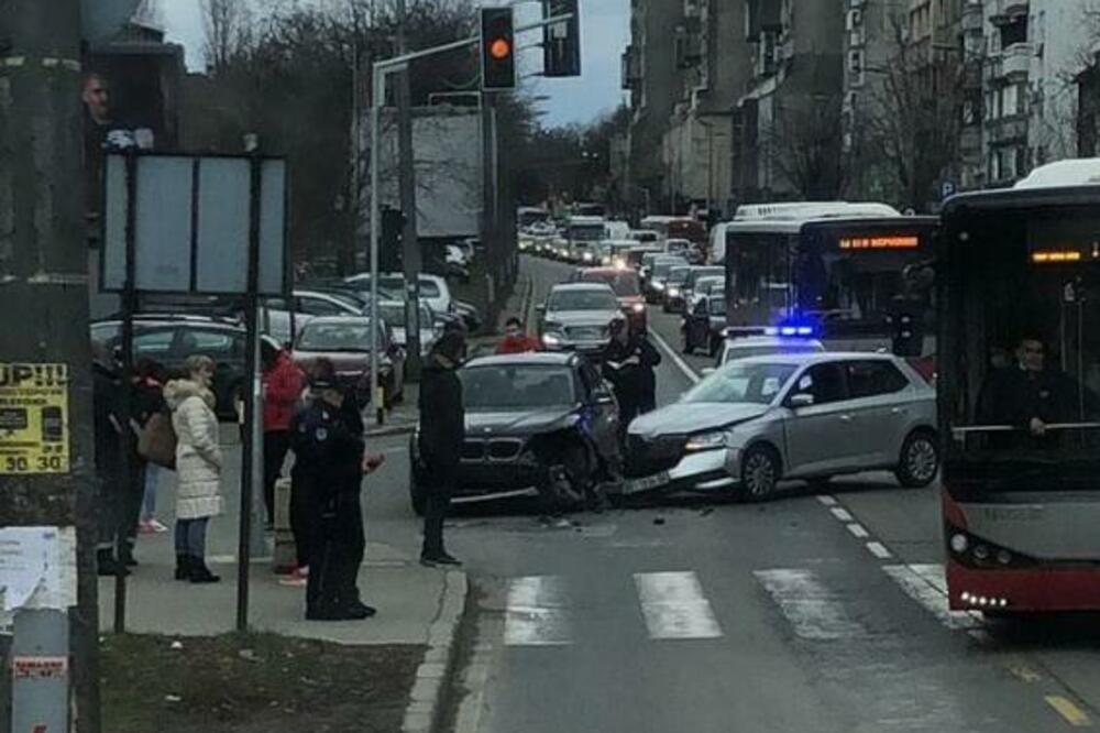 UDES NAPRAVIO KOLAPS U GRADU: U Bulevaru despota Stefana koloni se ne vidi kraj! (FOTO)