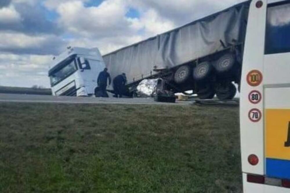 SUDARILA SE 2 ŠLEPERA: Kamion se poprečio dužinom obe trake! (FOTO)