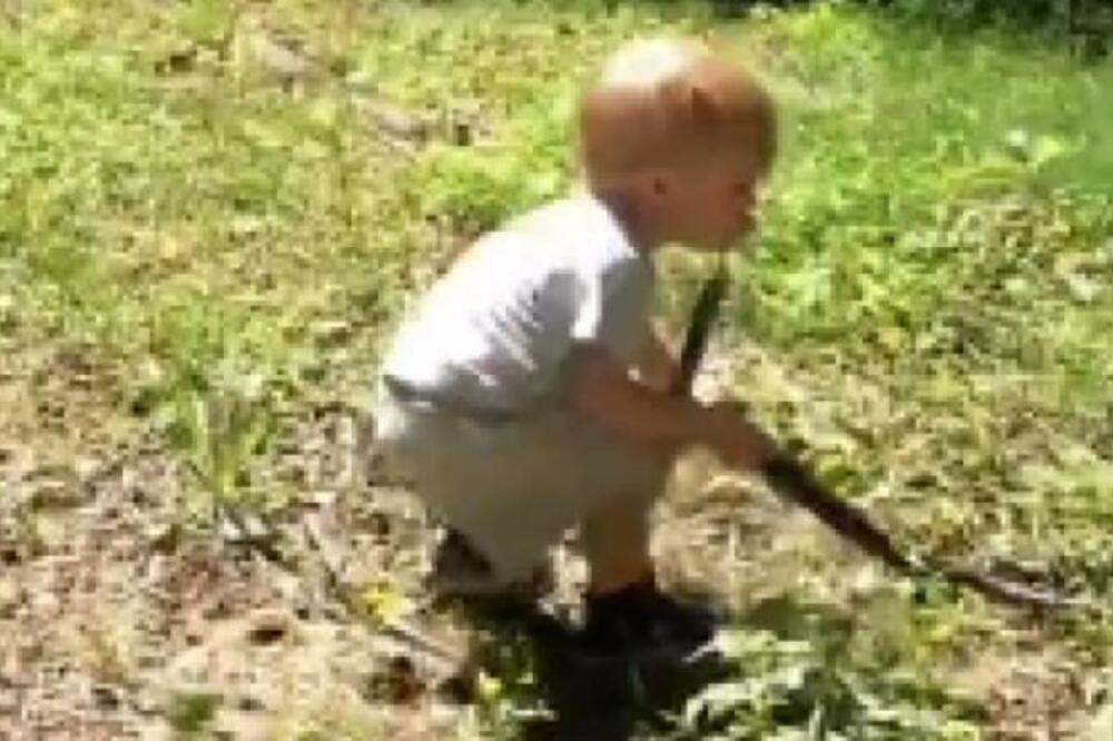 VIDEO SA ČIME MU SE DETE IGRA, PA UMALO UMRO: Njegova BRZINSKA reakcija uspalila je javnost (VIDEO)