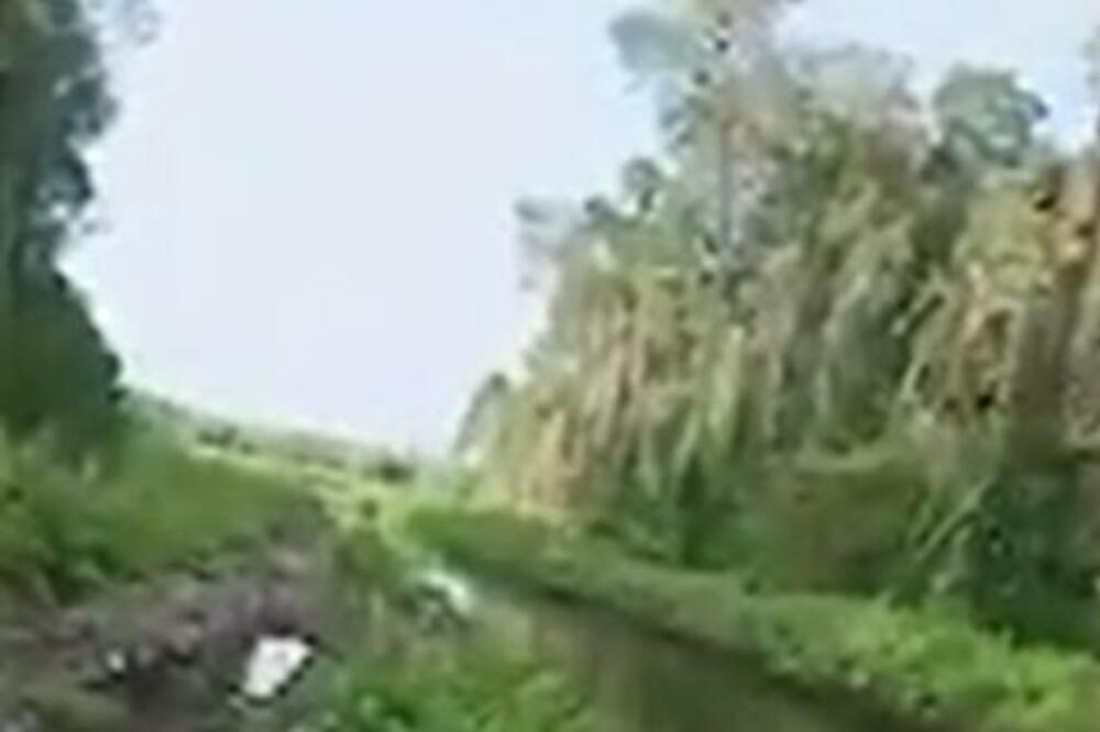 HOROR U INDONEZIJI! Predator se bacio na ČOVEKA, povukao ga u REKU i POJEO u stravičnom NAPADU (VIDEO)