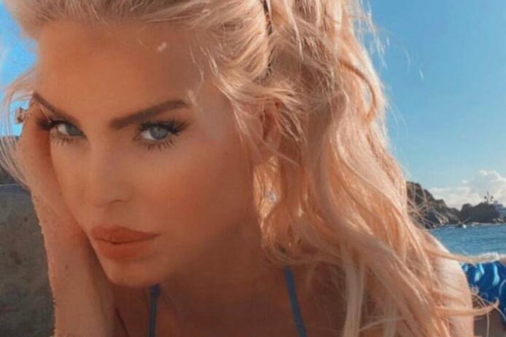 ZBOG OVIH OBLINA NIKO NE VERUJE DA IMA 47 GODINA: Šveđanka pokazala šta je pravi BOING 747, UF ! (FOTO)