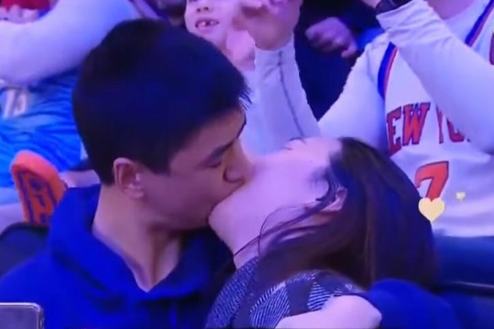 "ON JOJ JEDE LICE!" Kamera na utakmici ulovila NEZGODAN TRENUTAK, a onda su krenuli komentari...