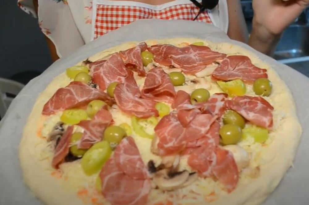 RECEPT ZA DOMAĆU PICU KAO IZ PICERIJE: Da bi BILA SOČNA morate da DODATE OVO pre nego što je STAVITE u RERNU