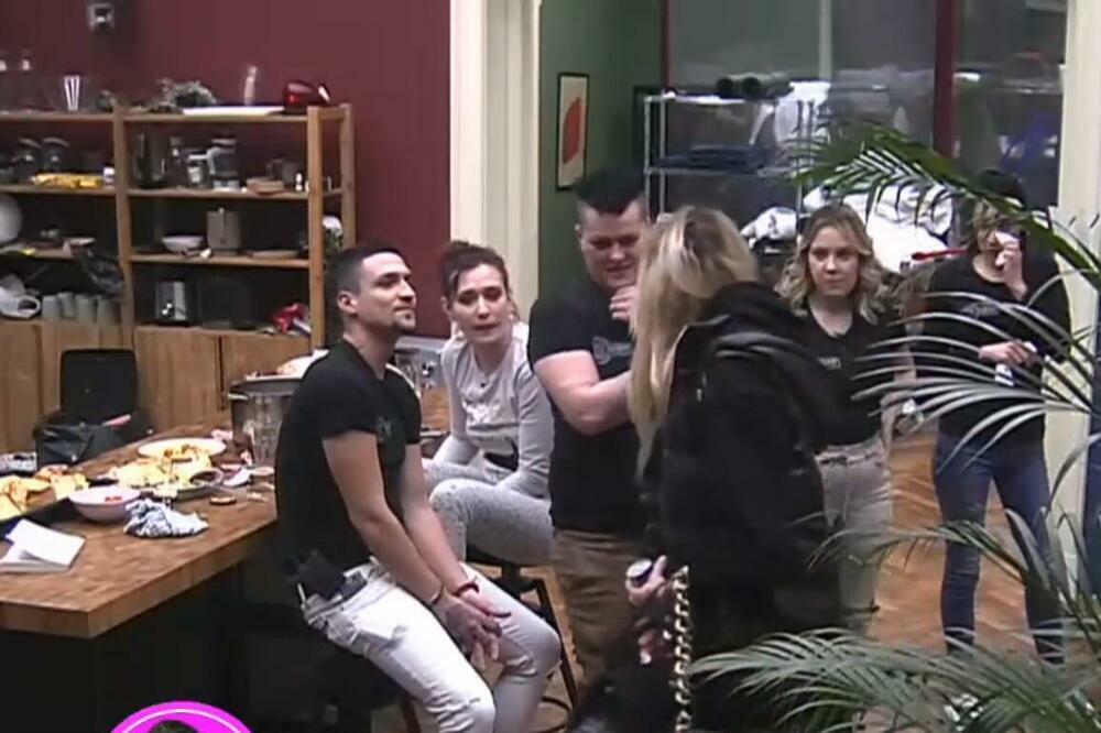 KONTROVERZNA RIJALITI ZVEZDA SE VRATILA! Nastao MUK kada je ušla, ŠTA SE DEŠAVA?!