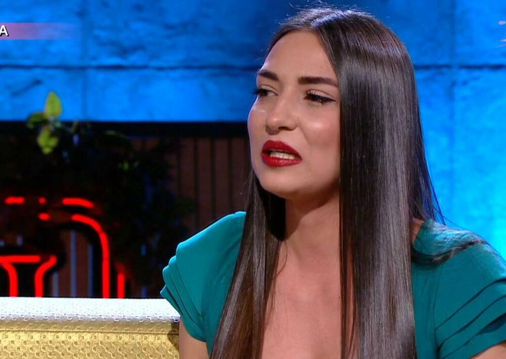 On se osvrnuo, i sa setom u glasu, ispričao da će Džej sutra svima faliti.