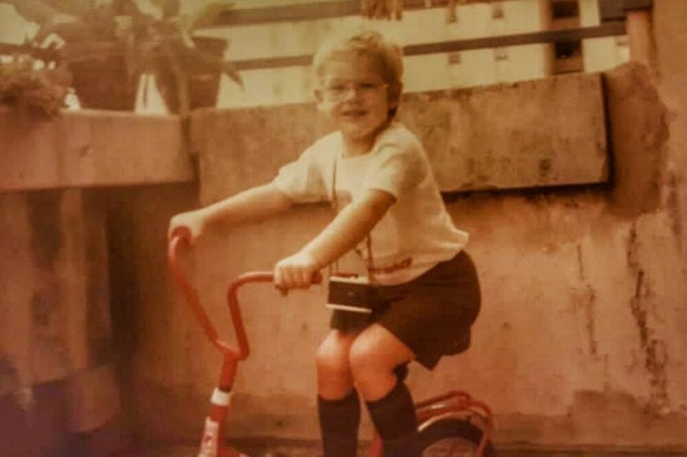 DANAS JE SAN MNOGIH ŽENA, A U SRBIJU JE DOŠAO ZBOG SINA! Espreso je našao STARE FOTKE RIJALITI DASE, znate ko je?