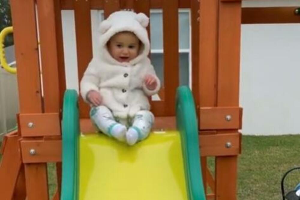 BEBA KRENULA DA SE SPUŠTA NIZ TOBOGAN, ONO ŠTO JE USLEDILO JE JEZIVO: Nemoguće je ostati nem na ovo (VIDEO)