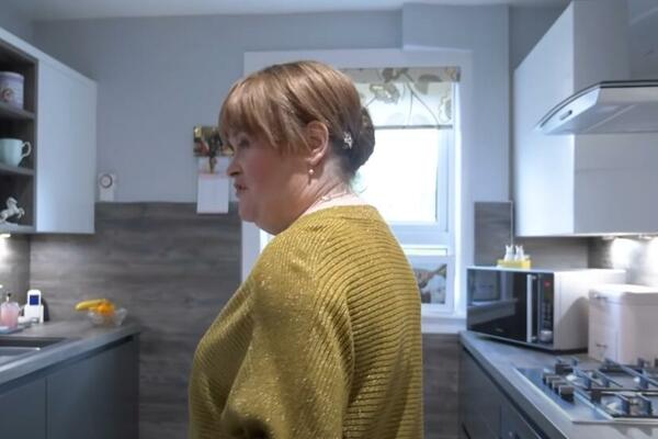 BILA JE U DUGOVIMA DO GUŠE, A ONDA SE DESILO ČUDO: Pevačica je sada PUNA PARA, zavirite u njen "SKROMNI" DOM!