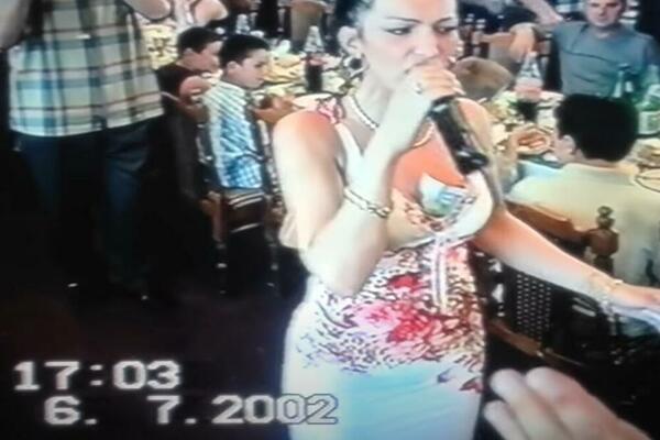 MAHERKA ZA BAKŠIŠ! Gurali joj PARE GDE STIGNU, a najviše u DEKOLTE: Isplivao snimak kao DOKAZ! (VIDEO)