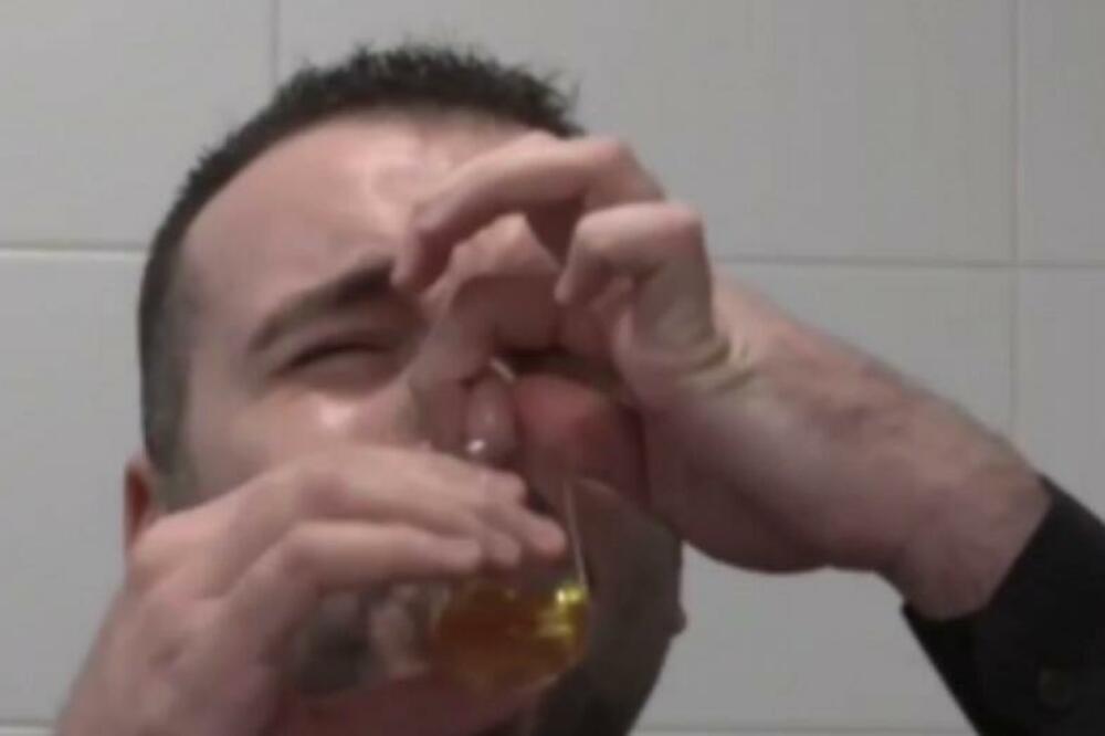 SRPSKI VODITELJ POPIO SVOJ URIN USRED EMISIJE: Javnost ŠOKIRANA GROZNIM prizorom - FUJČINA!