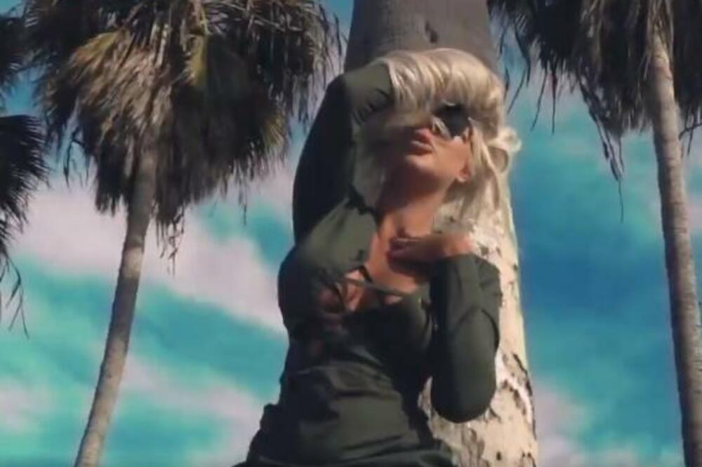 ISPLIVALA PRIVATNA FOTKA FOLK PEVAČICE: Opustila noge pa krenula sa OVIM, pravi POZE da čovek padne u nesvest!