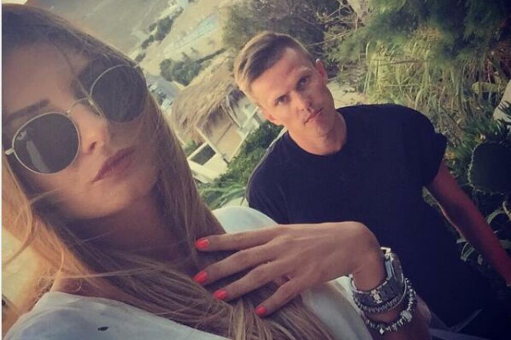 ZBOG PRELJUBE OKONČAVA VELIKU KARIJERU?! Krenuo da iznenadi ženu, a onda je zatekao u krevetu sa drugim!