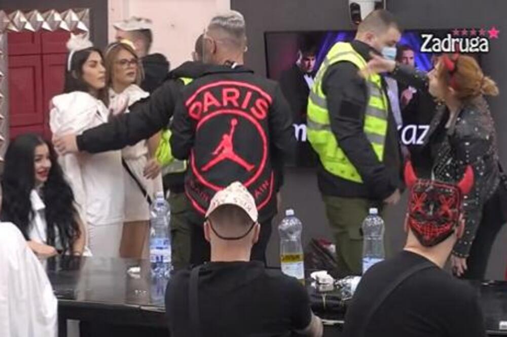 ŽESTOKA ŽENSKA TUČA U ZADRUZI: Krenula da je DAVI, onda ova krenula da je PESNIČI! (VIDEO)