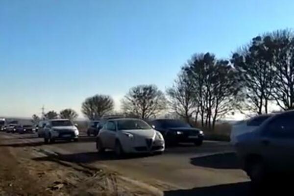 JEZIVE SCENE NA IZLAZU IZ HARKOVA I KIJEVA: Ljudi spašavaju živu GLAVU, kolone KILOMETARSKE