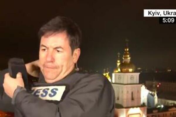 POGLEDAJTE DRAMATIČAN TRENUTAK KADA JE POČEO NAPAD U TV PROGRAMU UŽIVO! Novinar obukao PANCIR i kacigu (VIDEO)