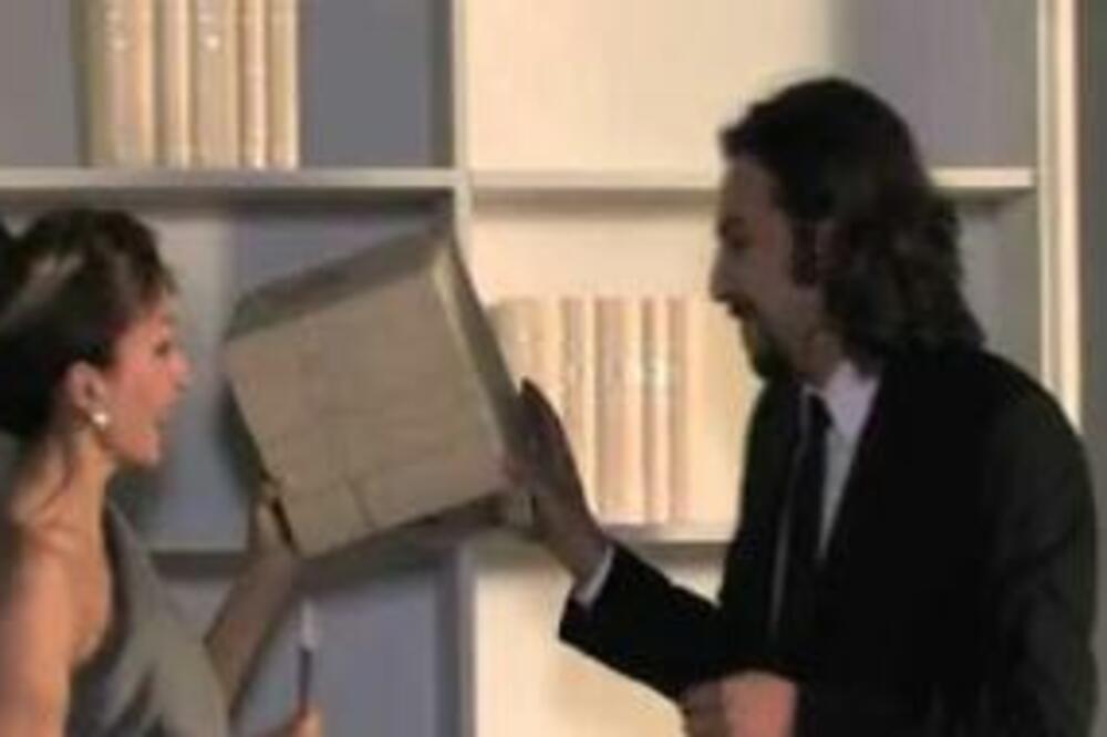 OVAJ KULTNI FILM SU MORALI CENZURISATI KAO NIKAD PRE: Izletela je GOLA u OGRTAČU, SVE JE SNIMLJENO (VIDEO)