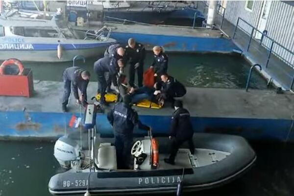 POJAVIO SE DRAMATIČAN SNIMAK SPAŠAVANJA ŽENE IZ LEDENE SAVE: Htela je da se ubije skokom sa Brankovog mosta VIDEO