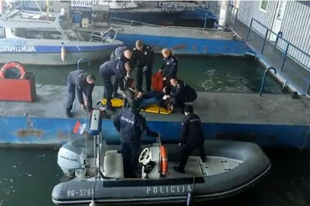 POJAVIO SE DRAMATIČAN SNIMAK SPAŠAVANJA ŽENE IZ LEDENE SAVE: Htela je da se ubije skokom sa Brankovog mosta VIDEO